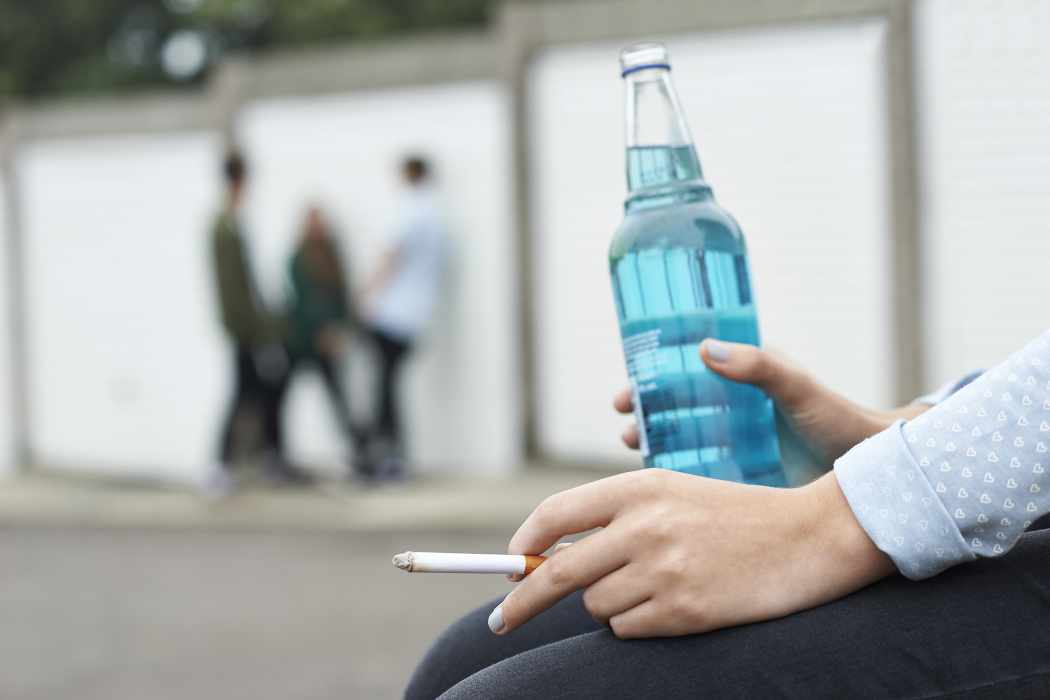Ein Kind trinkt Alkohol und raucht Zigaretten.